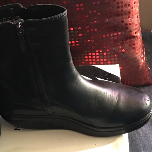 Boots - Picture 3 of 3